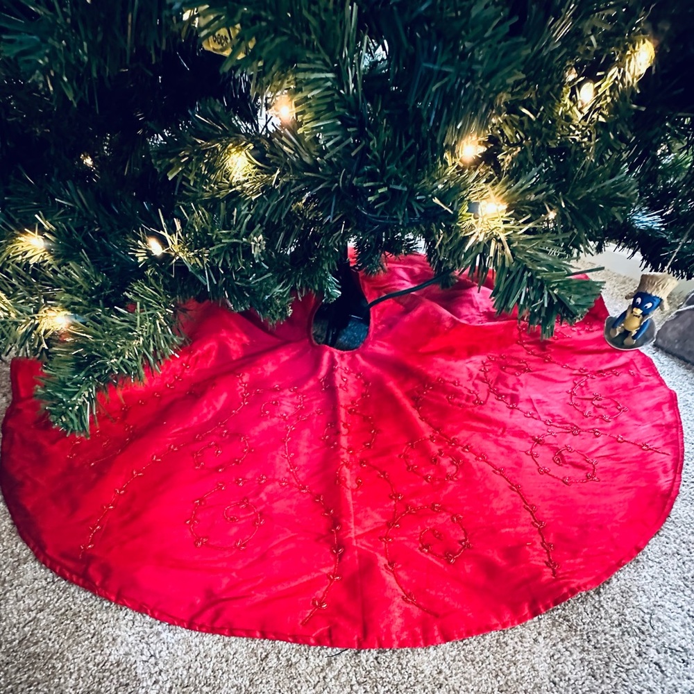 🎄🌟HP🌟Elegant Red Taffeta Beaded Button Back Christmas Tree Skirt 53" Diameter